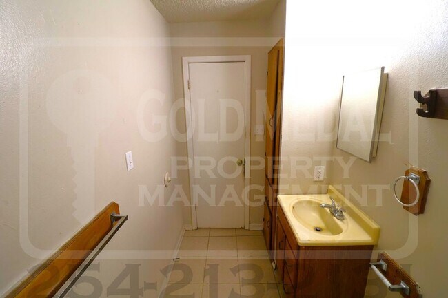 Building Photo - 1706 Cole St