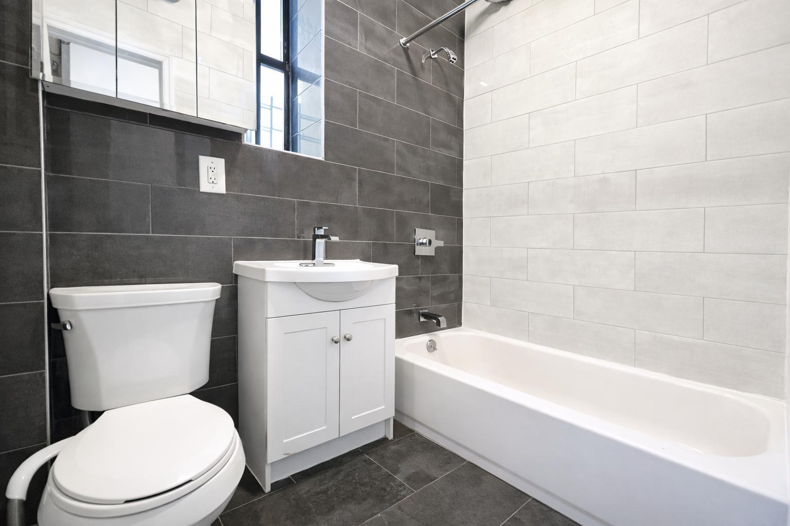 Building Photo - 546 Isham St