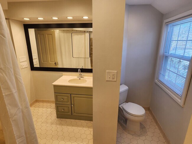 Building Photo - Shorewood 2 bedroom upper