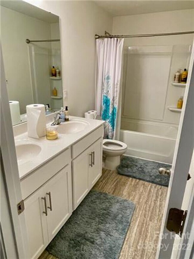 Building Photo - Captivating Single Family Home | 3 BR/2.5BA | 1-Car Covered Parking |In Highland Park