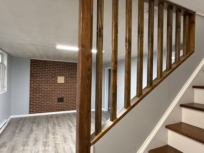 Building Photo - 104 Creekside Dr