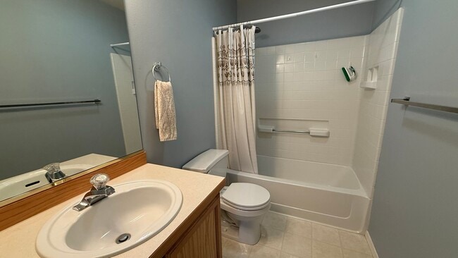 Building Photo - 3 Bed, 2 Bath Townhouse Between Elmore and...