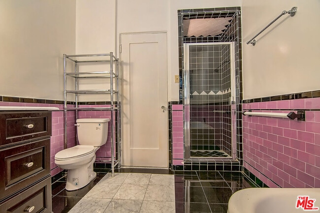 Building Photo - 1071 Cloverdale Ave