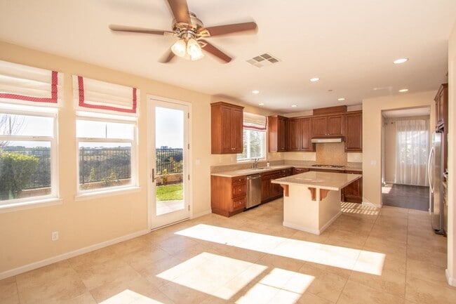 Building Photo - 4 Bed / 2.5 Bath Home with Premium Panoram...