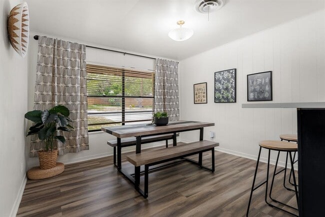 Building Photo - 7105 Lilac Ln