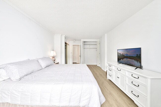 Building Photo - 3215 S Ocean Blvd