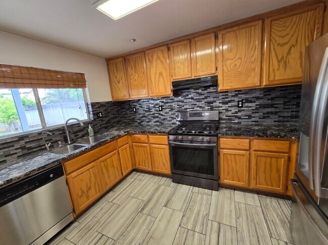 Building Photo - Bright & Spacious Woodland Home with Functional Layout 3 bed/2.5 bath