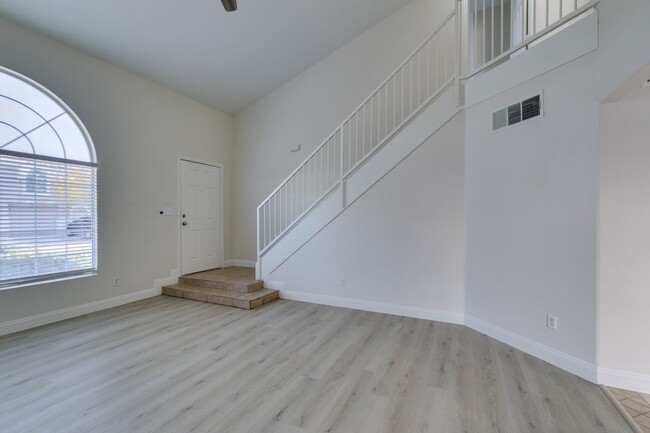 Building Photo - 2-Bedroom Townhouse in beautiful Silverado...