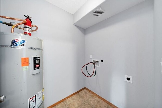 Building Photo - Big 2 bedroom townhouse. Minutes to Portland!!!!