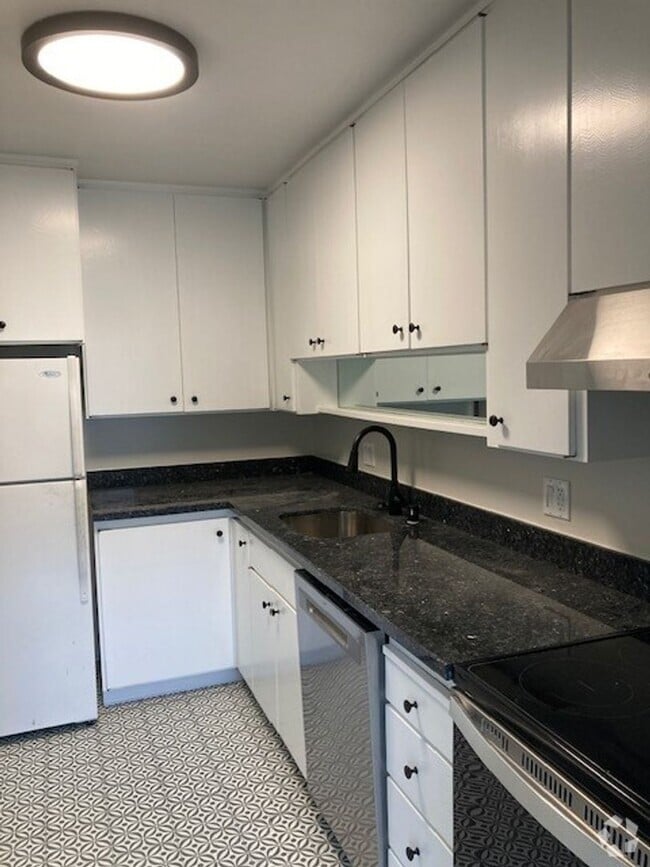 Building Photo - Updated extra large one bedroom at Woodlake