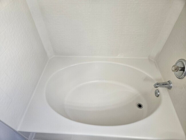 Building Photo - Charming 2br/2.5ba in Delta Lake, end unit townhome! Available now!