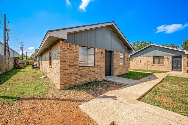 Building Photo - 8814 Manus St