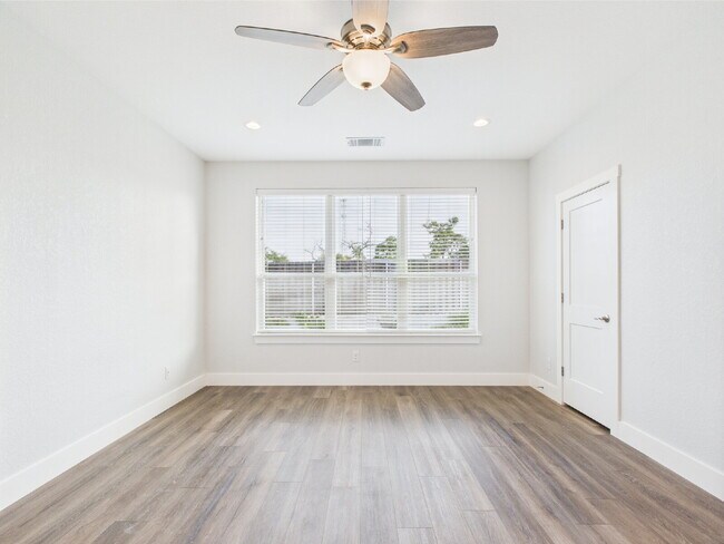 Building Photo - 3-Bed, 2-Bath Home in Fredericksburg – You...