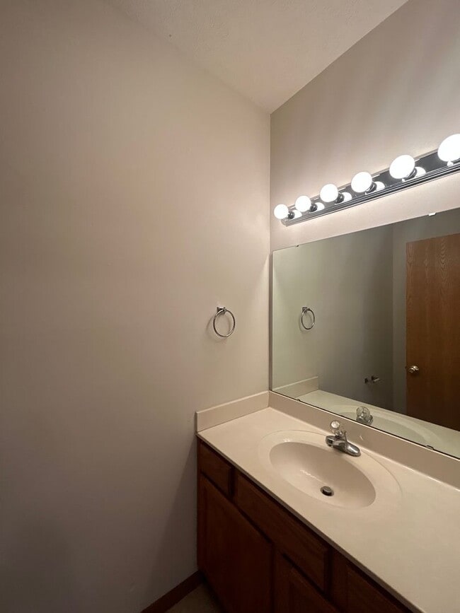 Building Photo - 3 Bedroom Townhome