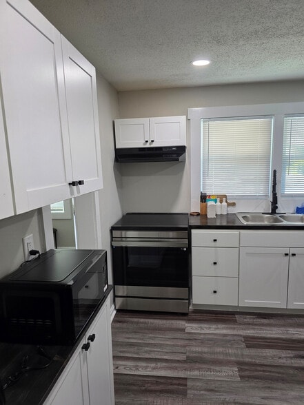 Building Photo - 128 Forest St