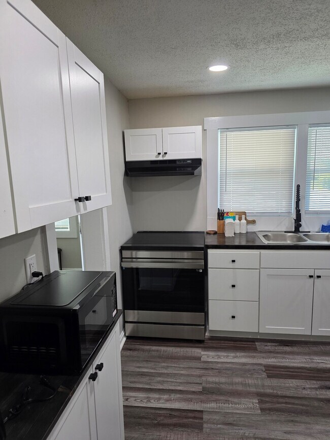 Building Photo - 128 Forest St