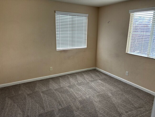 Building Photo - 4 bedroom 2.5 bath in NW Suburban Reno