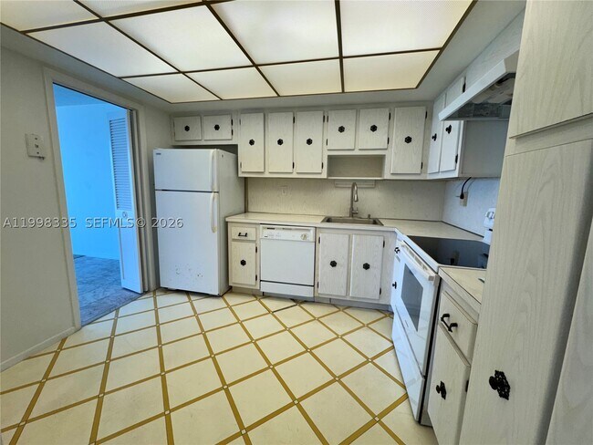 Building Photo - 18011 Biscayne Blvd