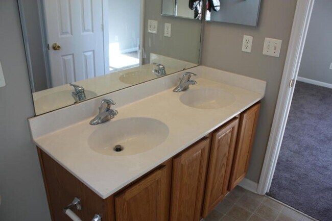 Building Photo - Waterfront Townhome