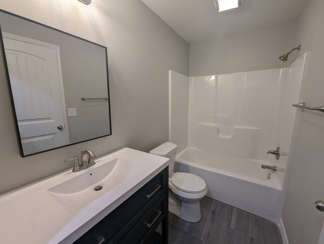 Building Photo - 2 Bedroom • 2 Bathroom • Triplex Unit in S...