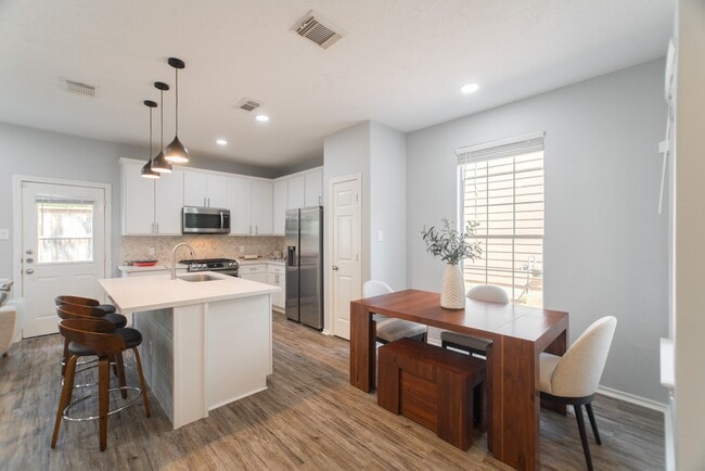 Building Photo - 262 Liriope Ct