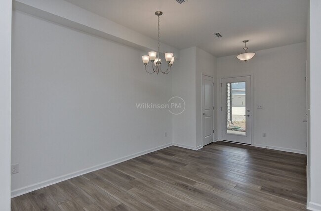 Building Photo - Beautiful 3BD/2.5BTH Townhouse with Commun...