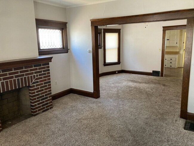 Building Photo - 1285 W 105th St