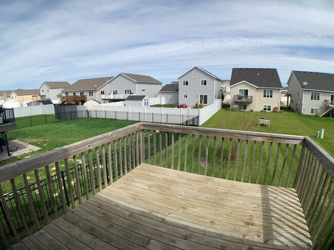 Building Photo - 3 Bed 3 Bath Single Family Home