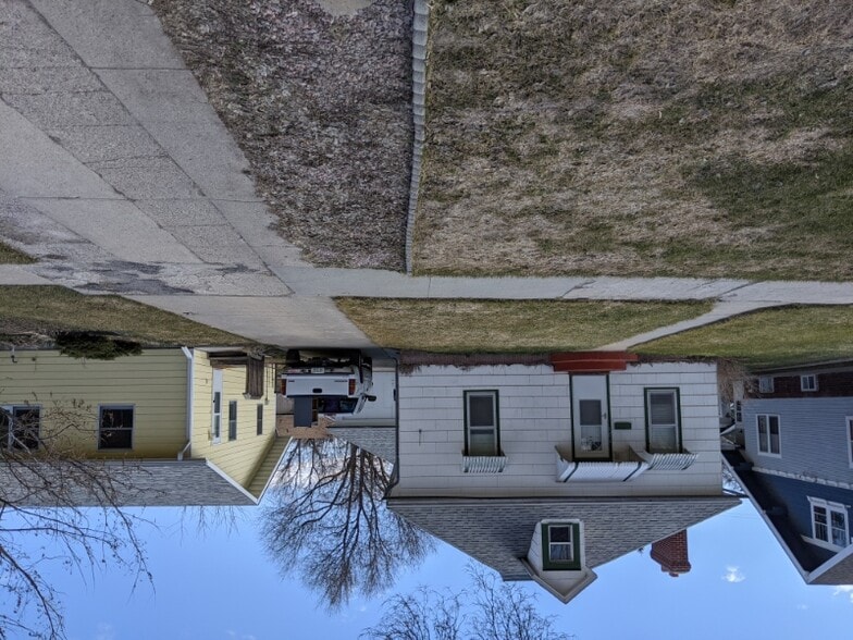 Building Photo - 721 Main St