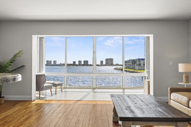 Building Photo - 2936 Lake Shore Dr