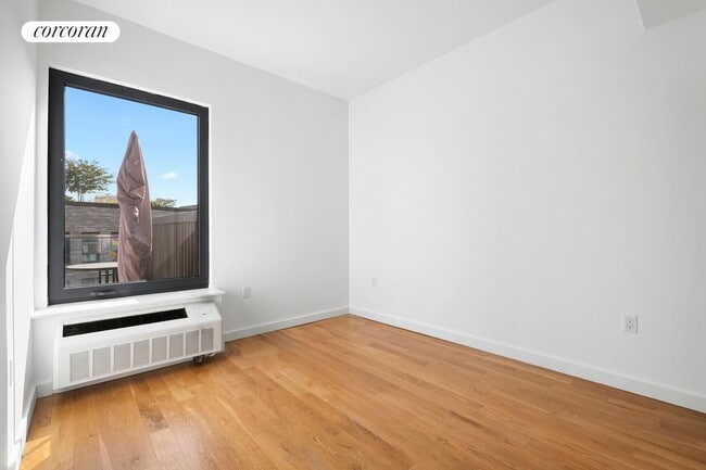 Building Photo - 123 Hope St