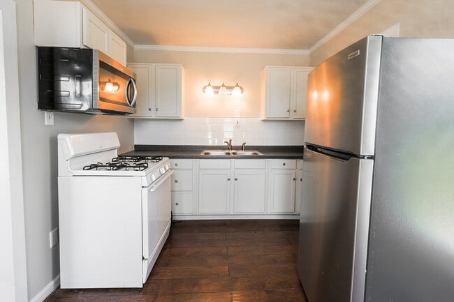 Building Photo - 3/2 with Bonus room!