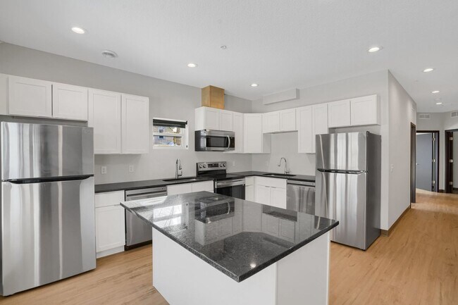 Building Photo - Spacious Brand New 8 Bed + 4 Bath near U of M!