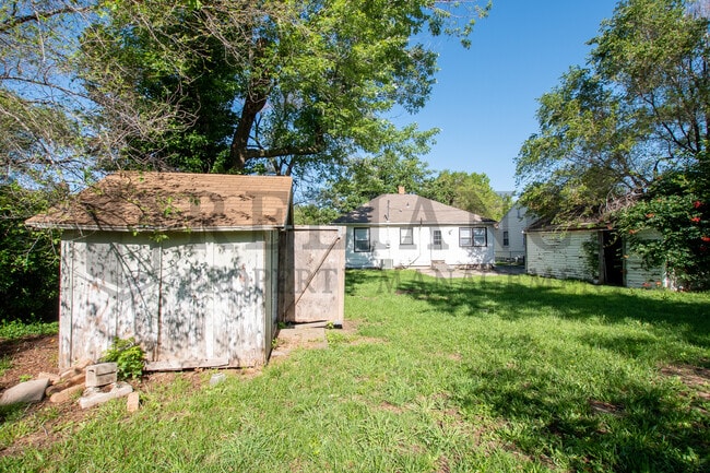 Building Photo - 804 N Battin St