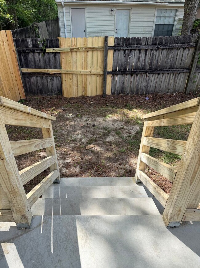 Building Photo - Gorgeous 2/2 newly renovated townhome available now!