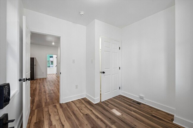 Building Photo - 3BR/1BA | Modern Interior| Fast Approval