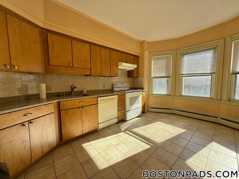 Building Photo - 16 Winchester St