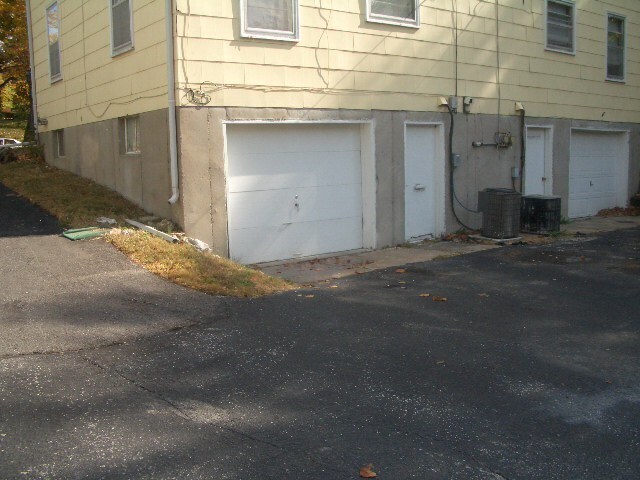 Building Photo - Midtown Duplex close to KU Med and 39th Street Shops and Entertainment