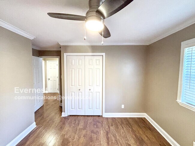 Building Photo - 6821 Knollcrest Dr