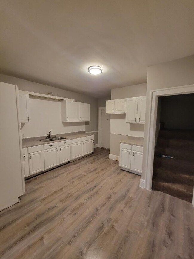 Building Photo - Beautifully updated large spacious home.  ...