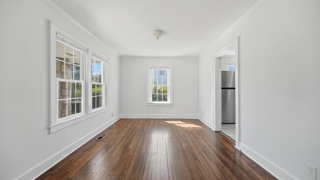 Building Photo - 3 bedroom White Oak home available NOW!