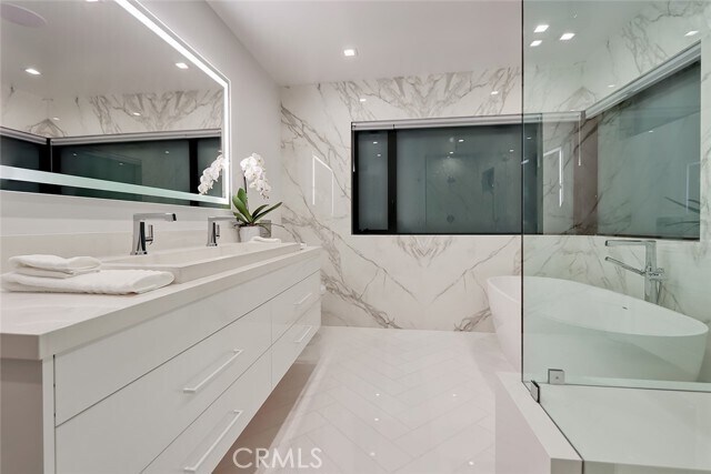 Building Photo - 1208 The Strand