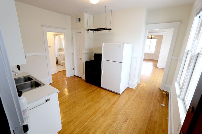 Kitchen. - 2934 Oakland Avenue