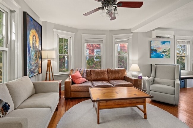 Building Photo - 32 Charles St