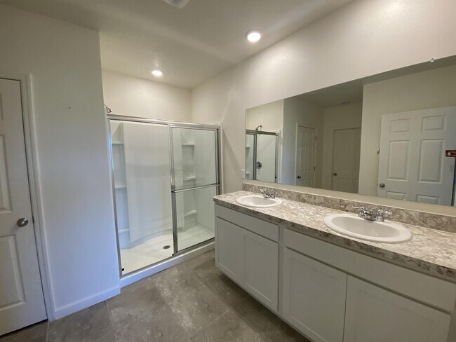 Building Photo - 510 Old Country Rd S E