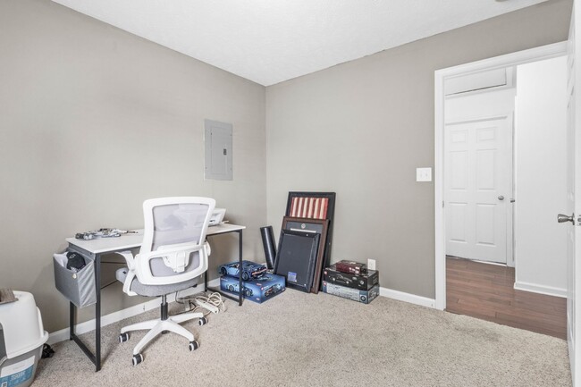 Building Photo - 557 Oakmont Dr