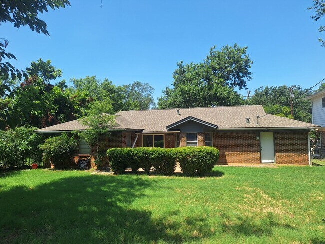 Building Photo - 513 Simmons Dr
