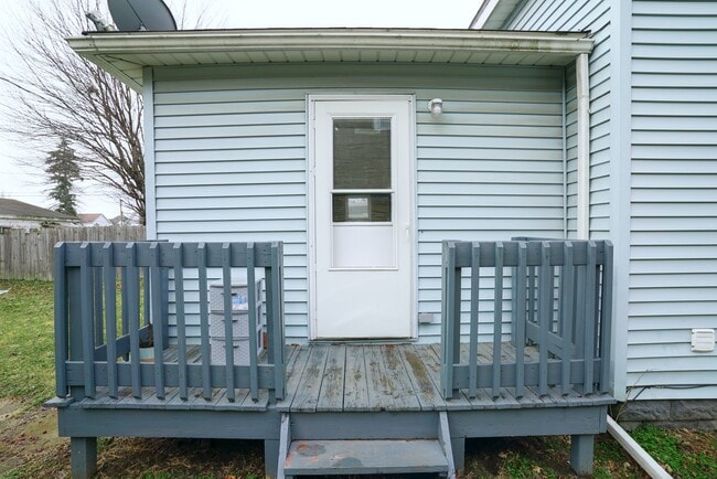 Building Photo - 415 E Lawrence St