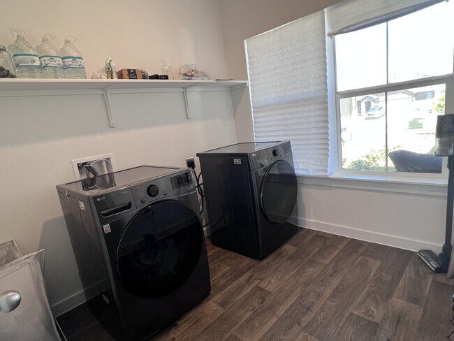 Building Photo - 305 Concho River Dr