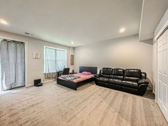 Building Photo - Stunning and Spacious 4 Bed 3.5 Bath End Unit Townhome In Highly Desired Goose Creek Club